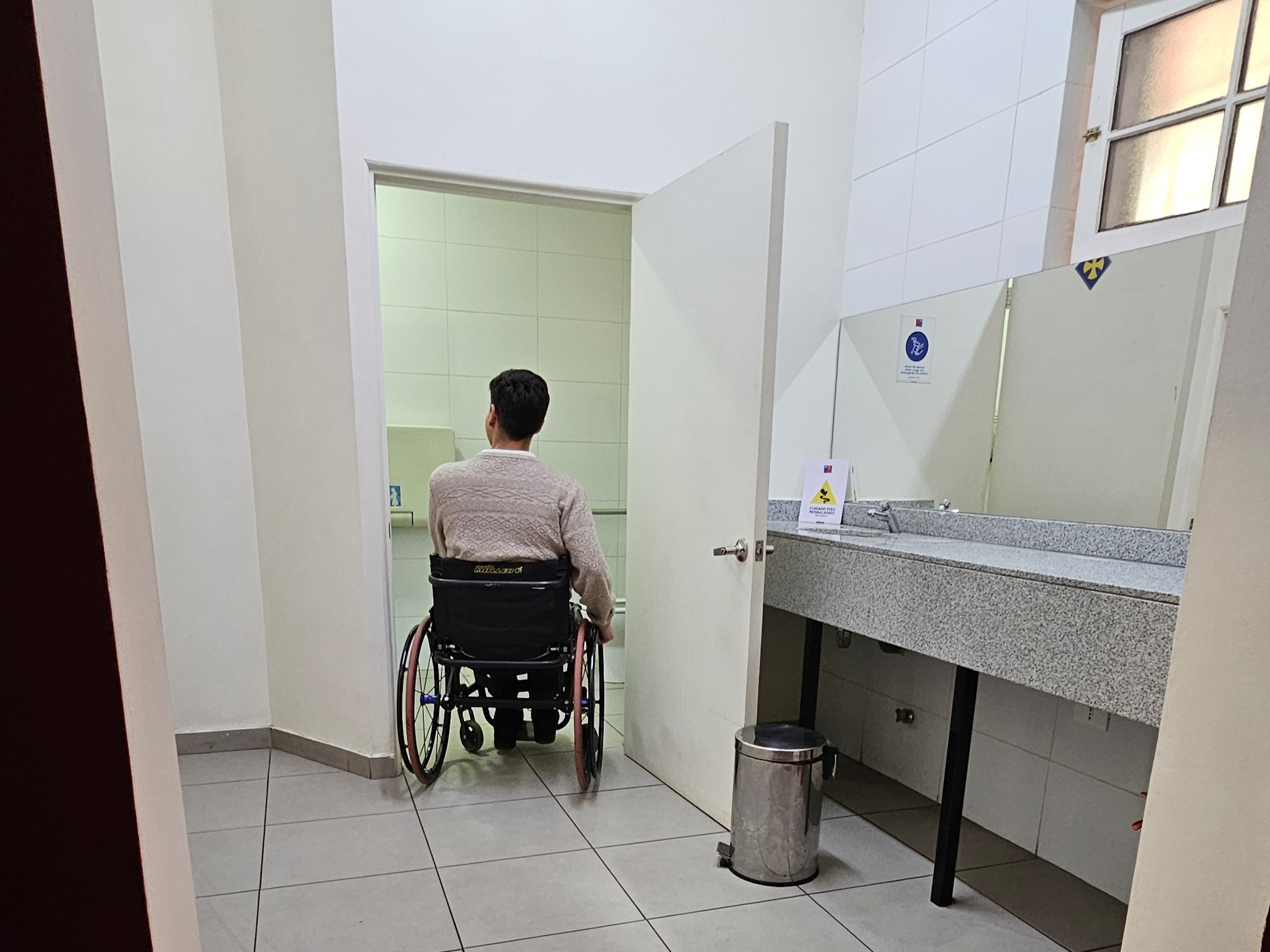 fotografía de La puerta del baño, esta es amplia, permite que una persona en silla de ruedas pueda ingresar sin dificultad